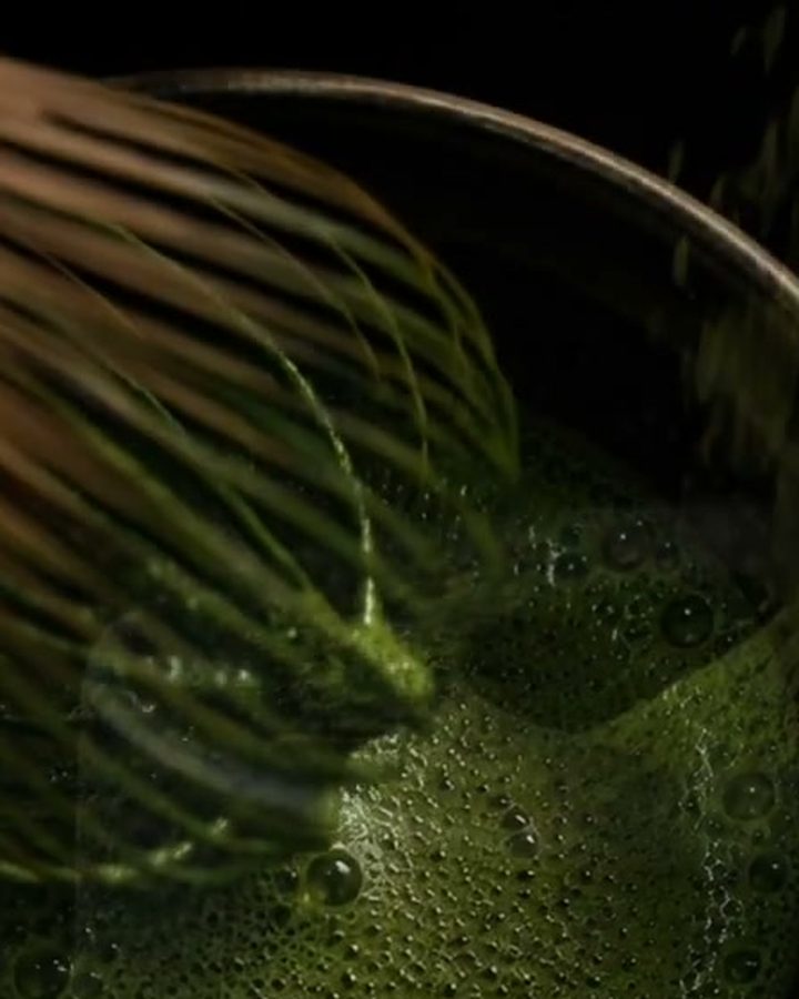 茶筅で抹茶を点てる手元。自作映像「MATCHA from Japan」の一場面
